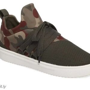 - Steve Madden Camouflaged Amy green Lancer athleisure Sneakers in size 7.5